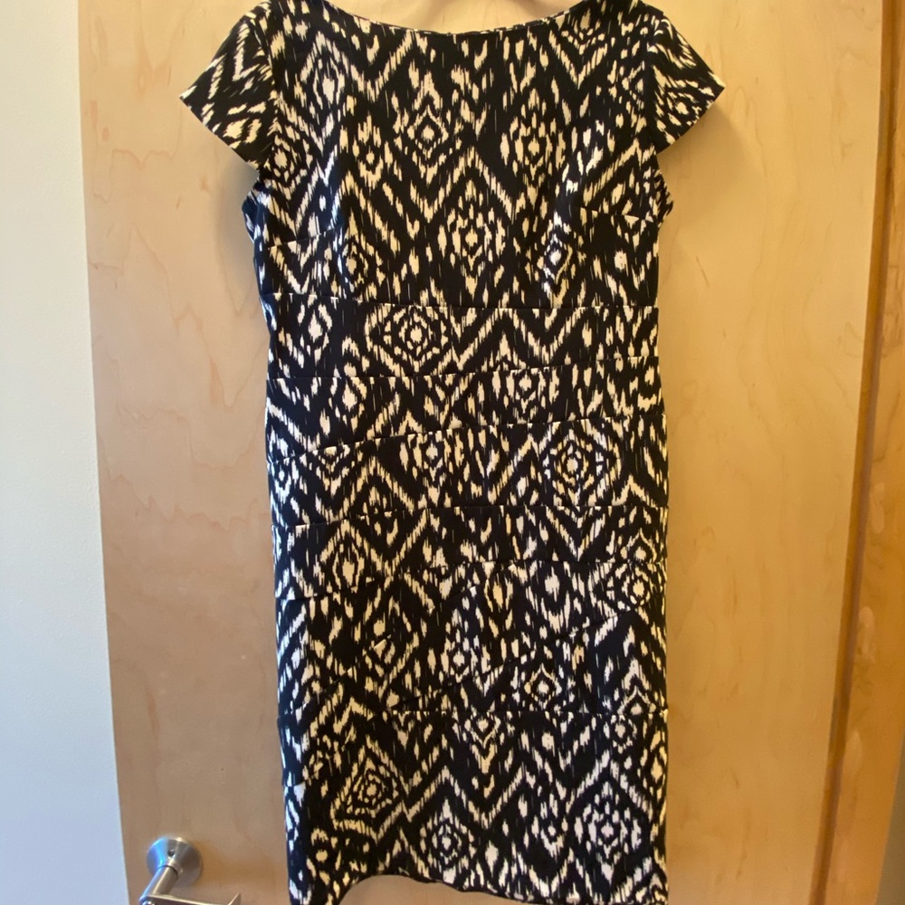 Zip Up Printed Dress - Size 10 Figure Flattering